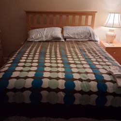 Queen Fuĺl Bedroom Set