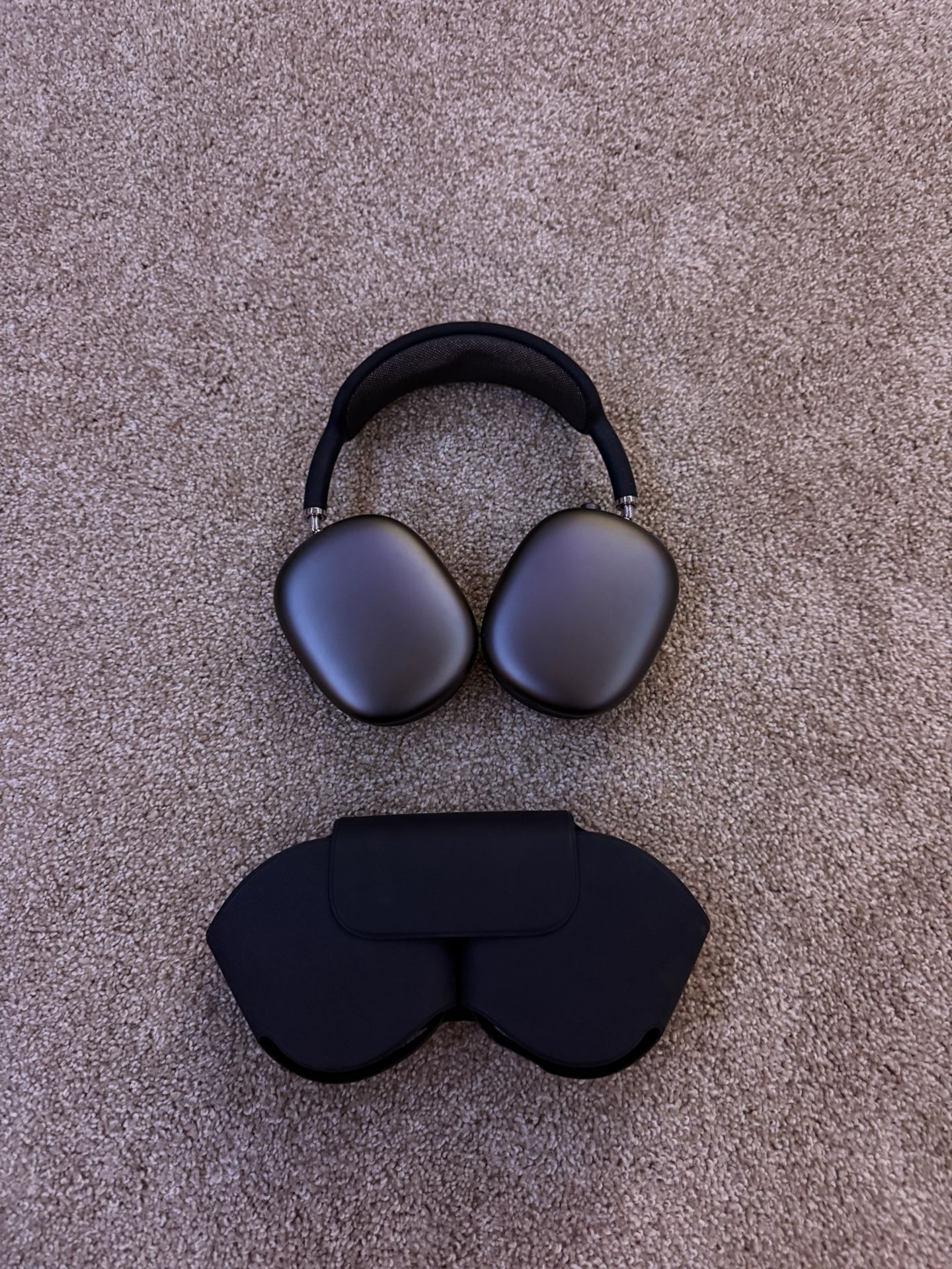 Apple AirPod Maxes