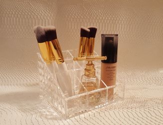 Diamond cut makeup and brush organizer