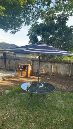 Mesa de patio con sombrilla
