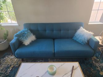 VERY NICE SOFA WITH DECORATIVE PILLOWS