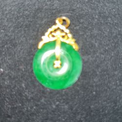 Dark Green Button Pendant Set In 18kt Yellow Gold