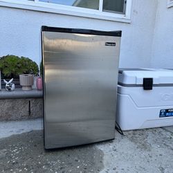 Magic Chef Mini Refrigerator