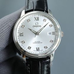 A fashionable men's mechanical watch