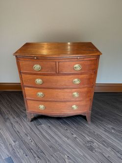 19th Century Hepplewhite Mahogany Solid Wood Bow-Front Dresser/Chest of Drawers