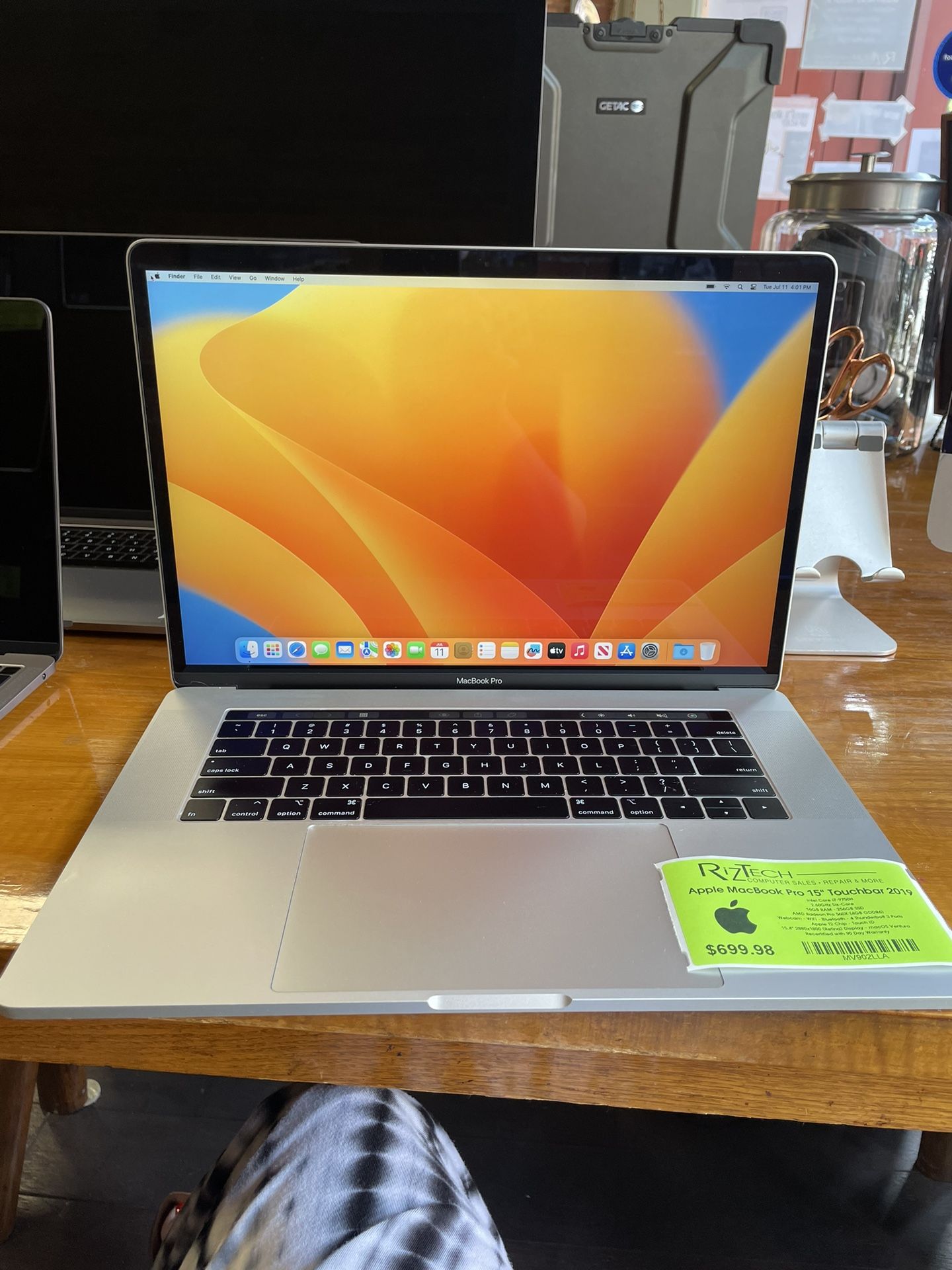 Apple MacBook Pro 15" Touchbar 2019 Intel Core i7-9750H 2.60GHz Six-Core 16GB RAM 256GB SSD 4GB GPU