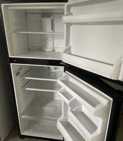 Black Apt Sized Fridge 