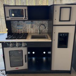 Melissa and Doug Toy Kitchen