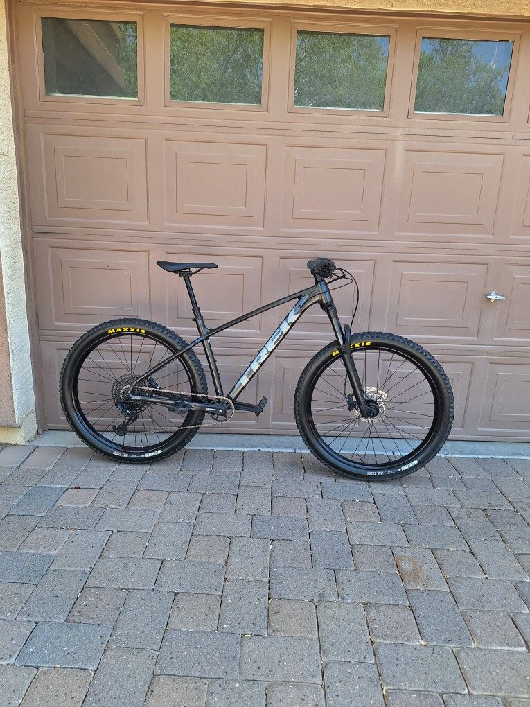 TREK ROSCOE 7 MOUNTAIN BIKE 27.5 INCH 1 X 12 SPEED DROPPER POST SEAT AIR SHOCK ROCKSHOX LIKE NEW( CHECK MY OTHER BIKES)
