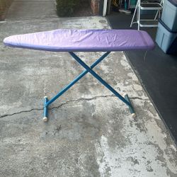 Foldable ironing table 