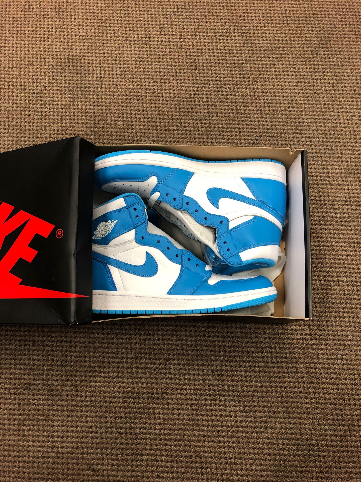 AIR JORDAN 1 RETRO HIGH OG (WHITE/DK POWDER BLUE) 8,5 - 42