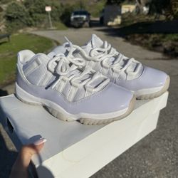 WOMENS JORDAN 11 LOW 7 WOMEN! barely worn!