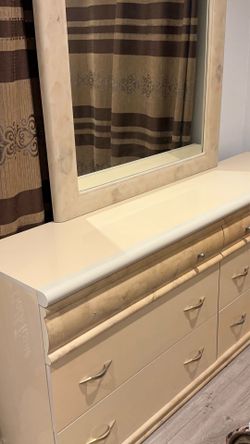 Queen bedroom set: dresser with mirror, 2 night stands and 2 lamps