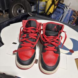 Jordan 1 Mid (size 5Y)