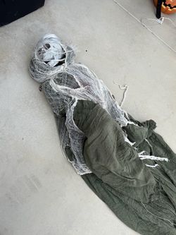 Used hanging skeleton with light up eyes & haunting voice