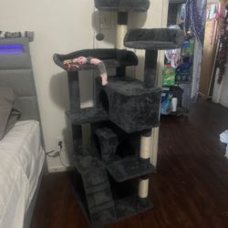 Cat tree house Comes With Toys