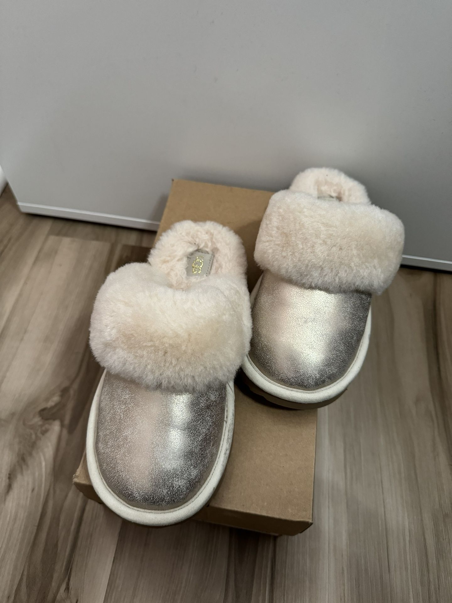 Ugg Slippers Kids Sz2