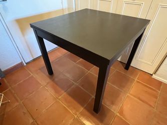 Bjursta extendable dining table