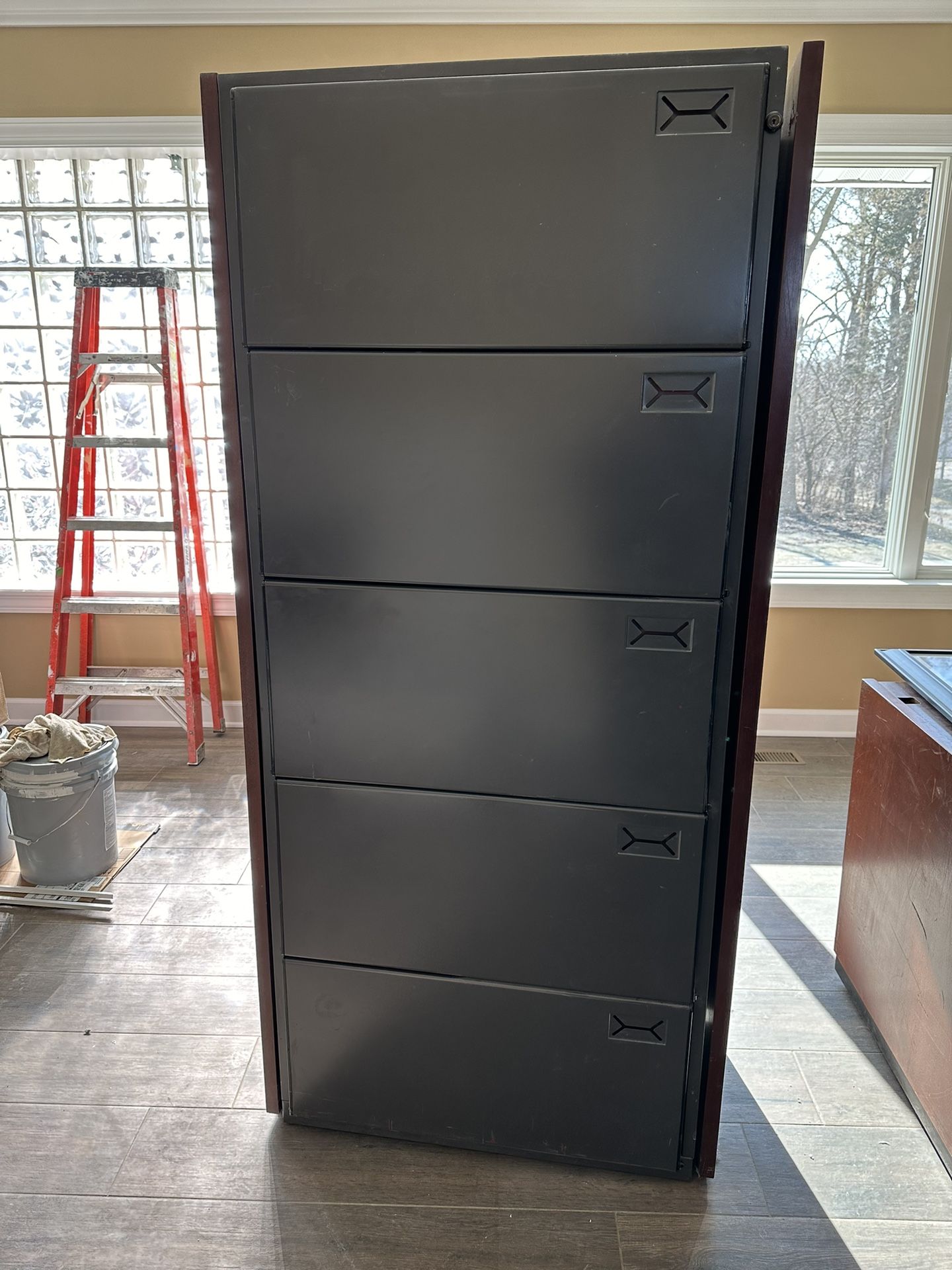 METAL FILING CABINET