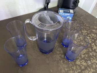 Jarra con vasos de Tupperware