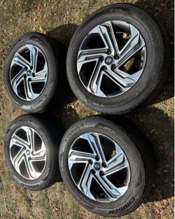 2023 Hyundai Santa Fe 18” wheels 235 60 18 Kumho All Season tires
