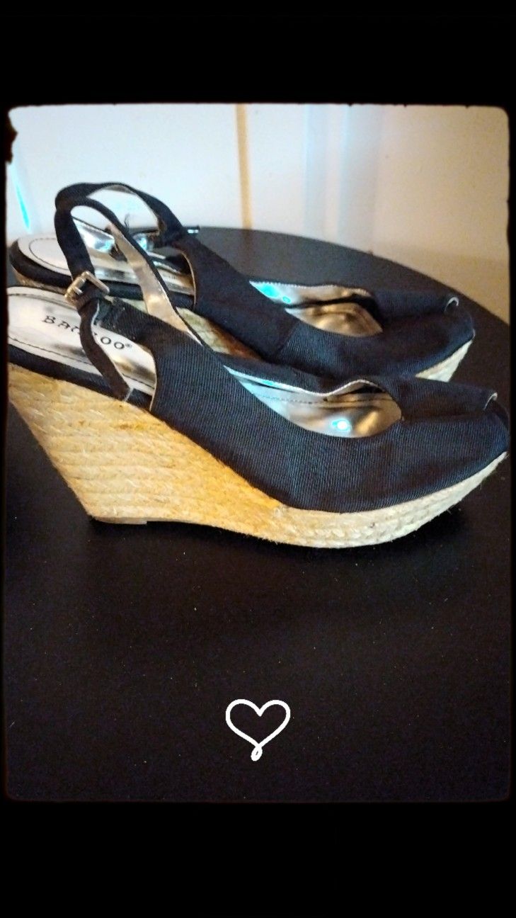 BLACK WEDGE HEELS SIZE 10