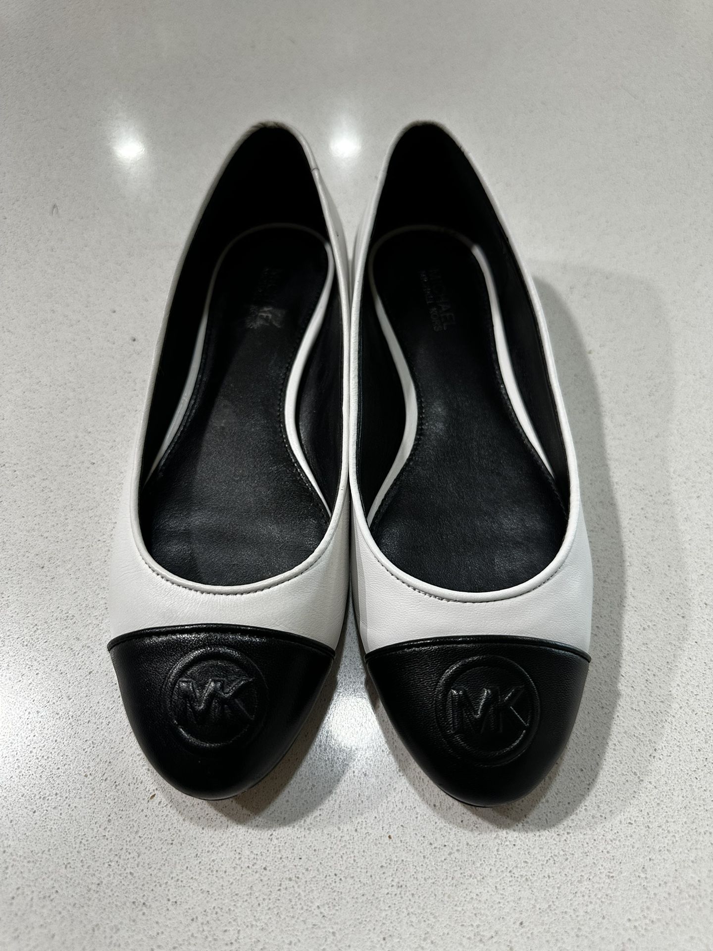Michael Kors Women’s Black And White Leather Flat Style: PV19E, Sz 5.5