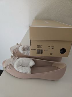 Brand New Michael Kors Flats size 8.5