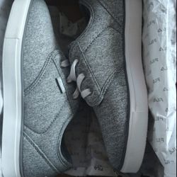 Kids Grey Fila's, Size 4y