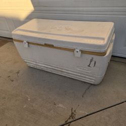 Igloo Polar 152 Q Cooler Big
Good condition
 camping Christmas  party  ice chest