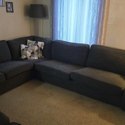 I'm selling a living room setfor 8 People in good condition.