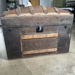 1800s Vintage Trunk