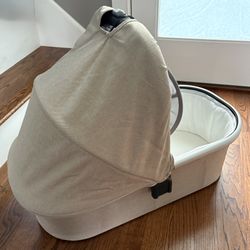 UPPAbaby Bassinet V2- Compatible with Vista, Cruz, Ridge Strollers - Overnight Sleep Solution - Mattress, Sheet and Bug Shield Included. 