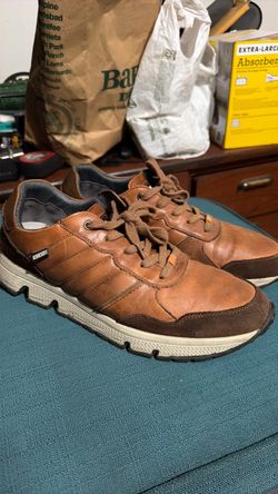 Pikolinos tennis shoes