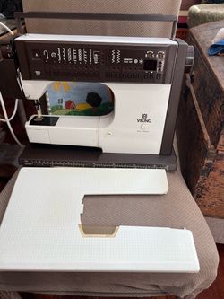 Husqvarna Viking  790C 6690 Sewing Machine With Pedal and Case