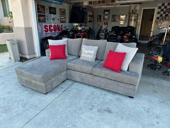 Gorgeous living spaces sectional couch !!