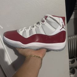 Jordan 11 “cherry” Sz 9 (dead stock ) 