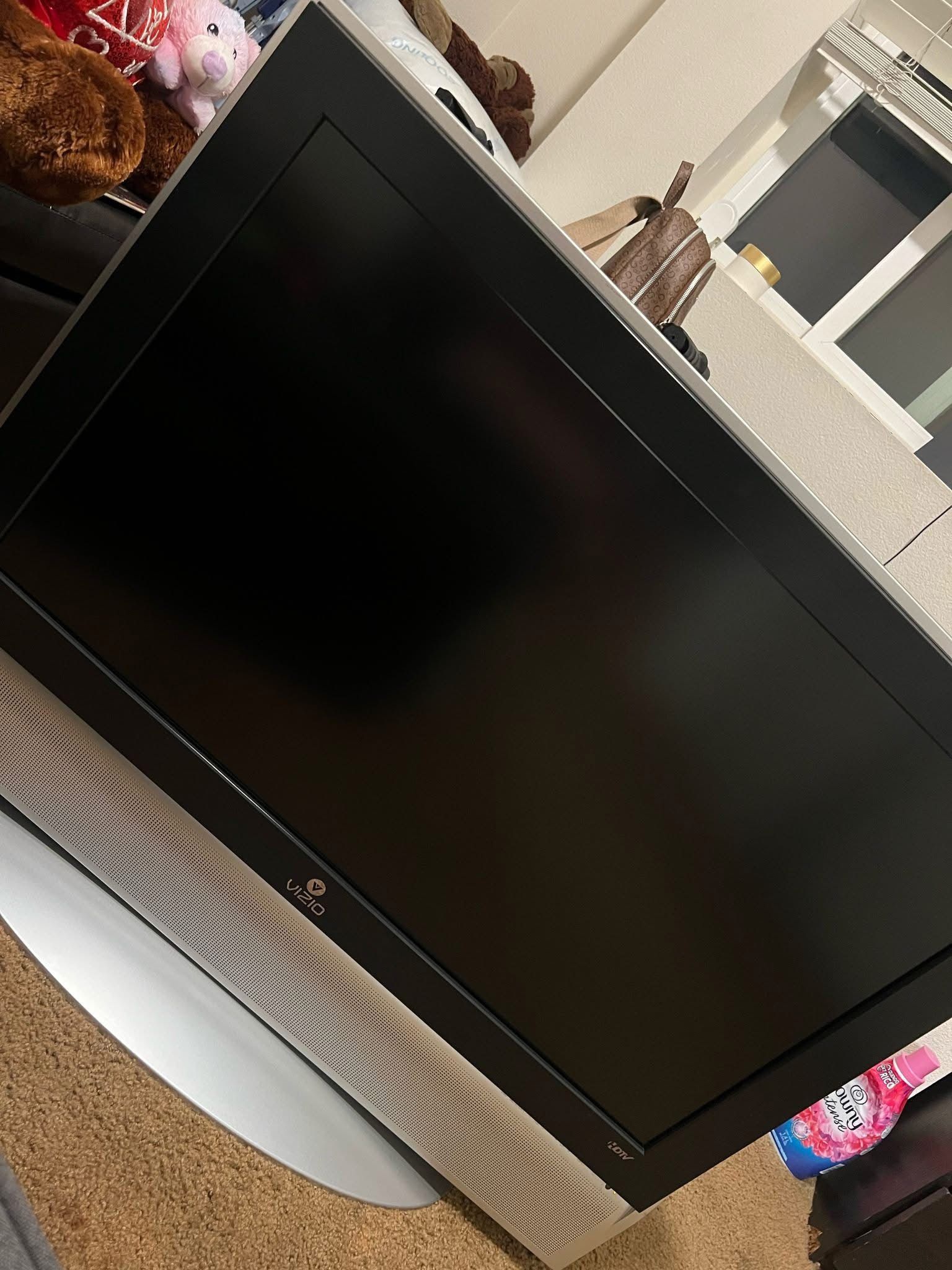 VIZIO L37 LCD TV (L37)