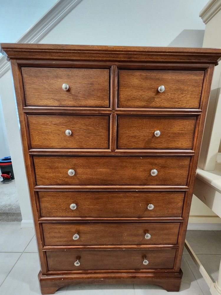 Solid Wood Dresser & Matching Nightstand

Set