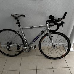 Giant OCR3 .  Road Bicycle . Rim 700X25. Frame In Aluminum. Good Tires . Good Condition