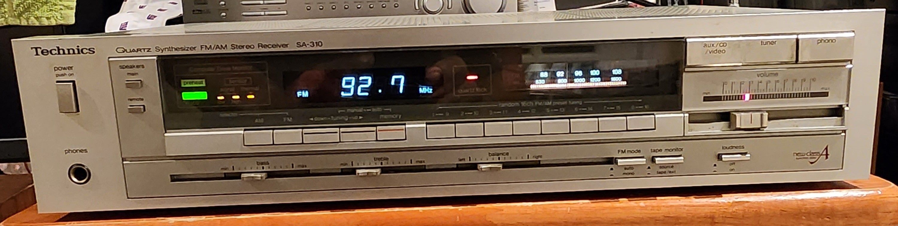 VINTAGE Technics SA-310
AM/FM Stereo Receiver (1982-84)