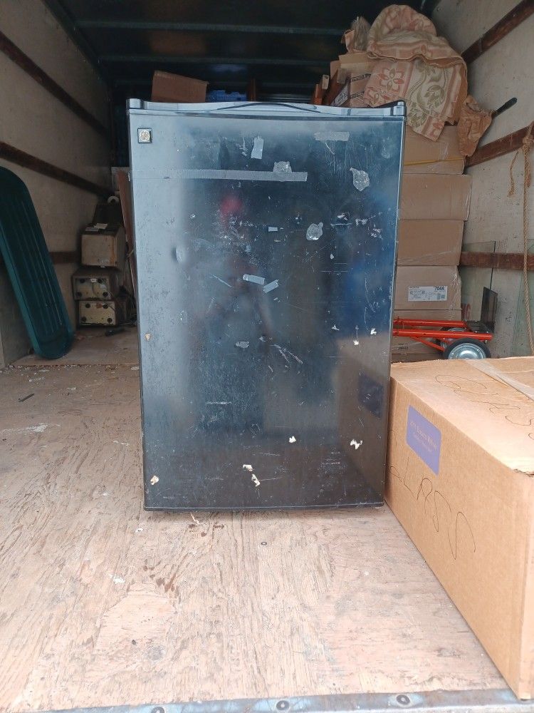 G E Mini Fridge 