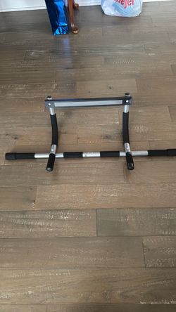 Doorway chin up bar