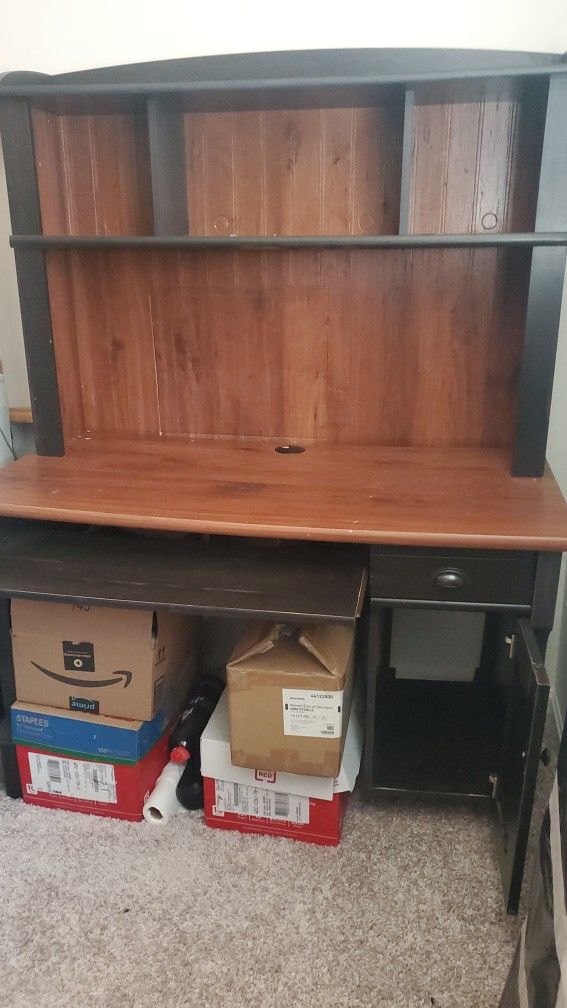 Computer Desk W/Hutch