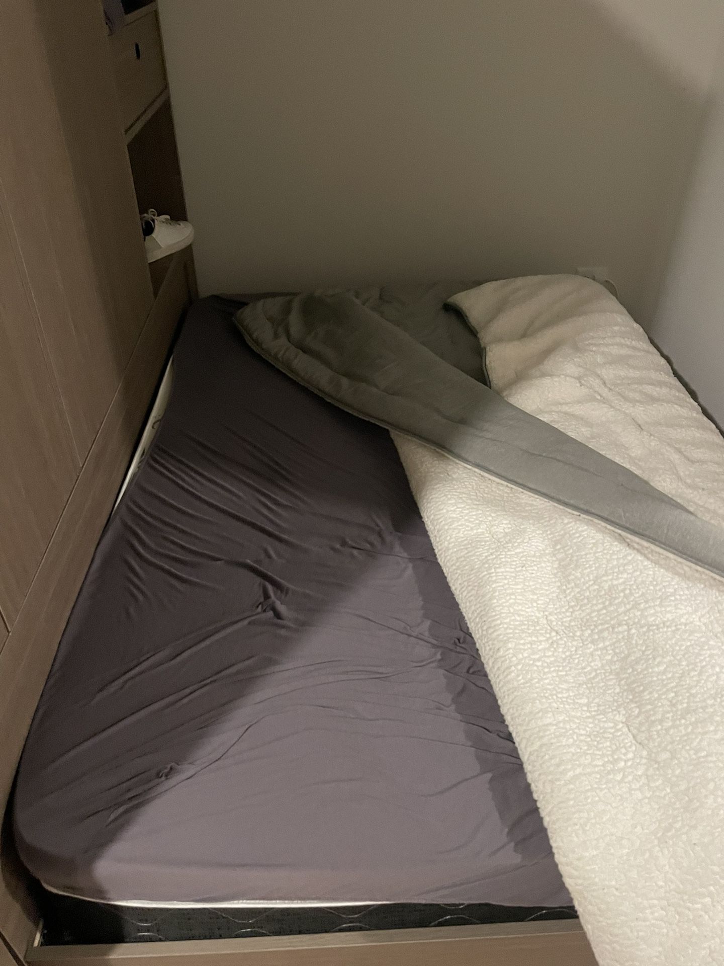 Full Bed: Medium Firm