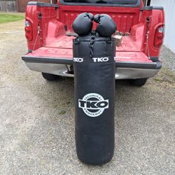 TKO Punching Bag 75LB PRO Style Heavy Bag + Chain/Swivel + 12 Oz Gloves Black 