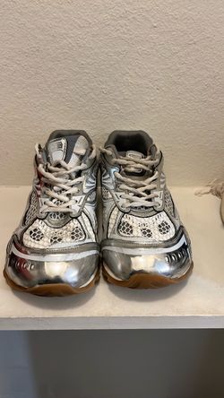 silver and white bottegas