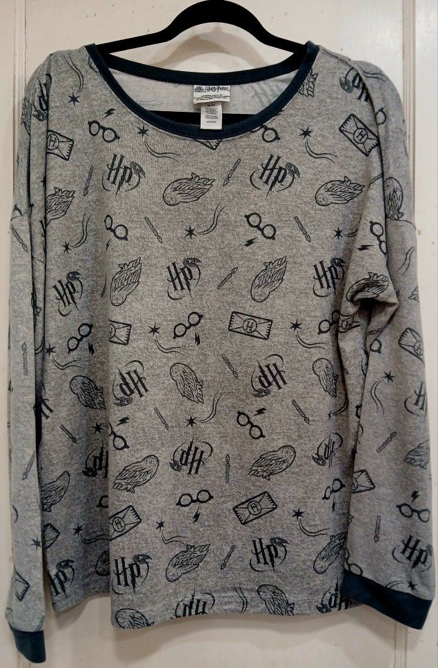 Wizarding World Light Gray and Dark Gray Long Sleeve Knit Size Large
