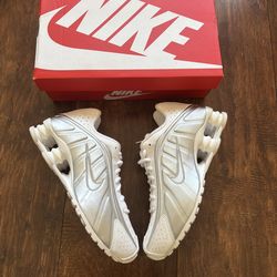W Nike Shox R4 Size 5.5 women