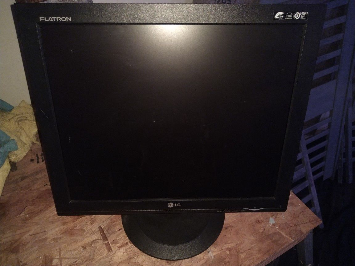 LG computer monitor 16x18
